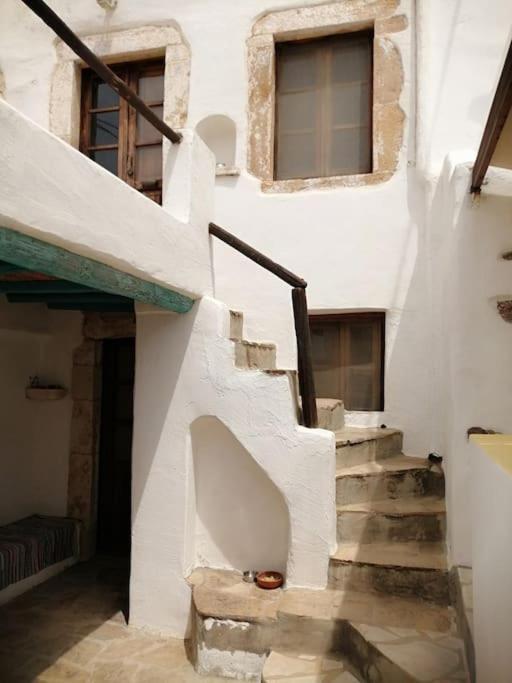 Looby's At Christos Leros